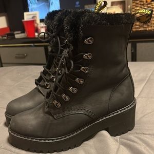 Dr. Martens Leona faux fur lined